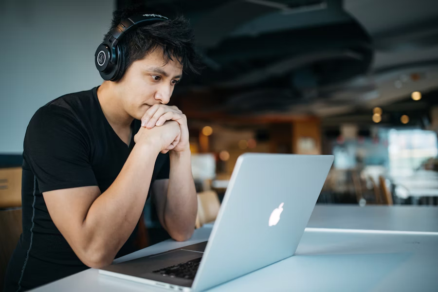 Alumno estudiando online